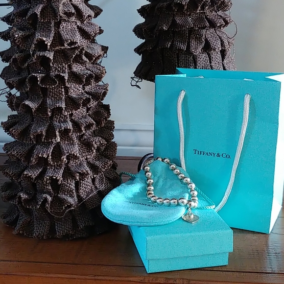Woman LOVE a Tiffany blue box under the tree!